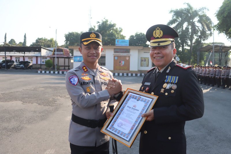 Foto Suasana Saat Kapolres AKBP Ariakta Gagah Nugraha Memberikan Piagam Penghormatan Kepada Kompol (Purn) Lalu Panca Warsa, pada Jumat (31/7/2026) (IPTU Lalu Rusmaladi) Foto Suasana Saat Kapolres AKBP Ariakta Gagah Nugraha Memberikan Piagam Penghormatan Kepada Kompol (Purn) Lalu Panca Warsa, pada Jumat (31/7/2026) (IPTU Lalu Rusmaladi)